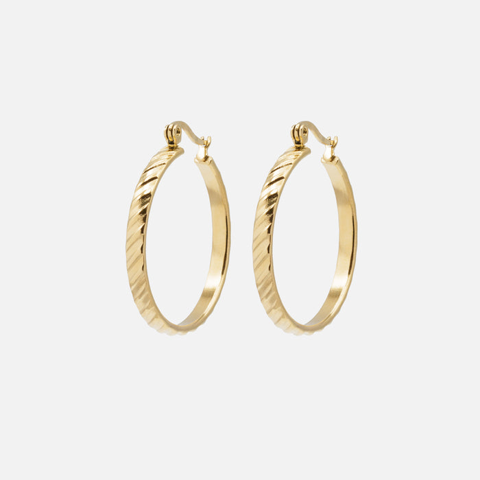 Boucles d'oreilles anneaux dorés à bandes obliques en acier inoxydable