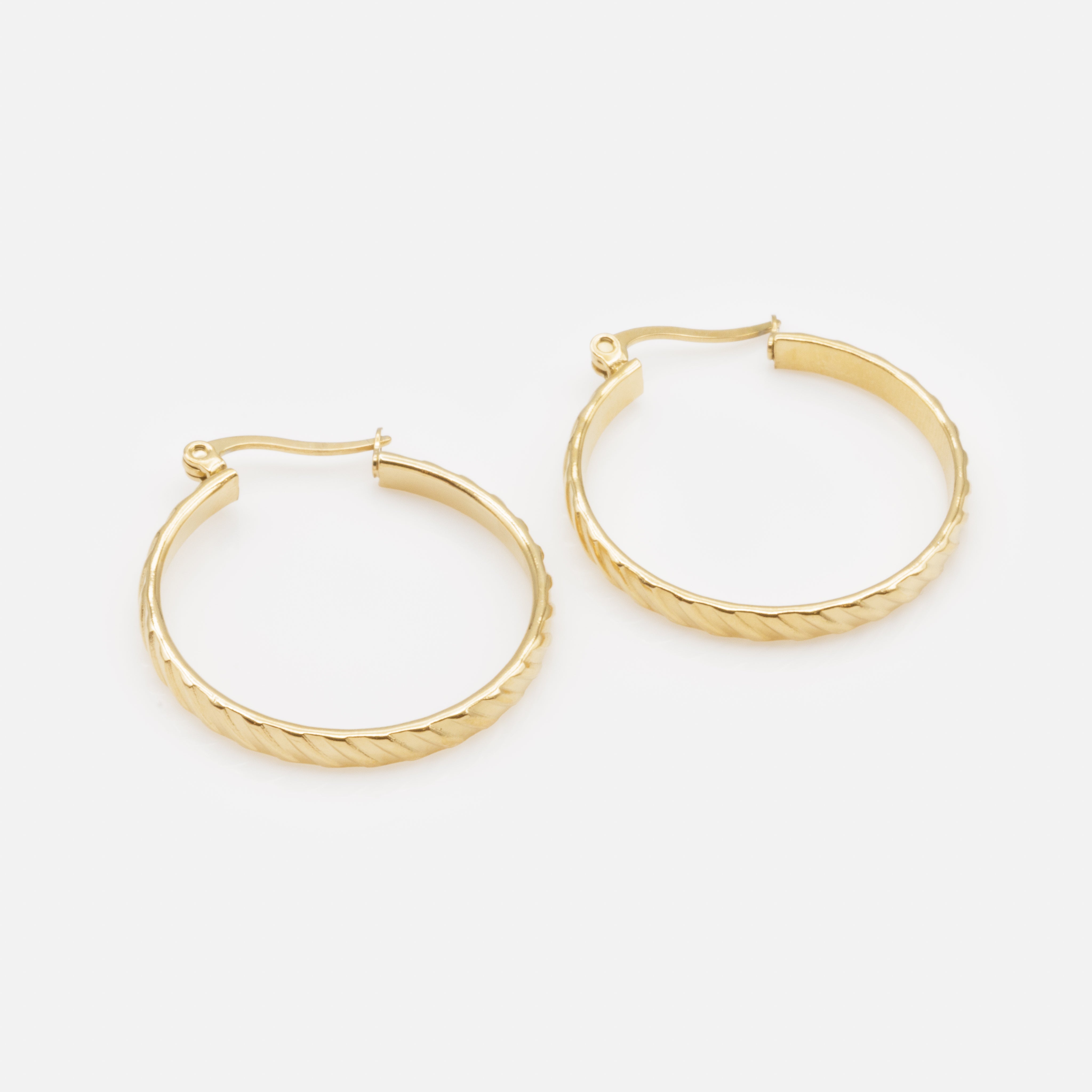 Boucles d'oreilles anneaux dorés à bandes obliques en acier inoxydable