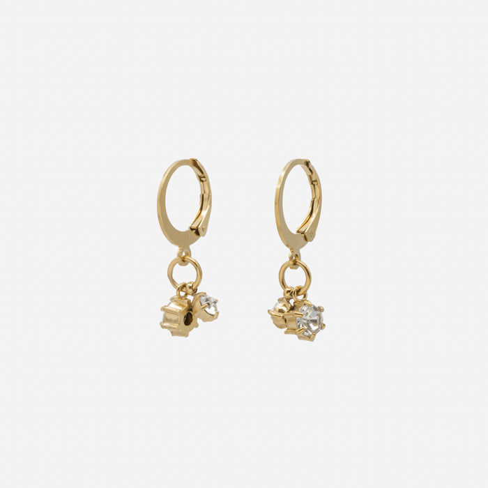 Boucles d'oreilles huggies dorées avec breloques de zircons cubiques en acier inoxydable