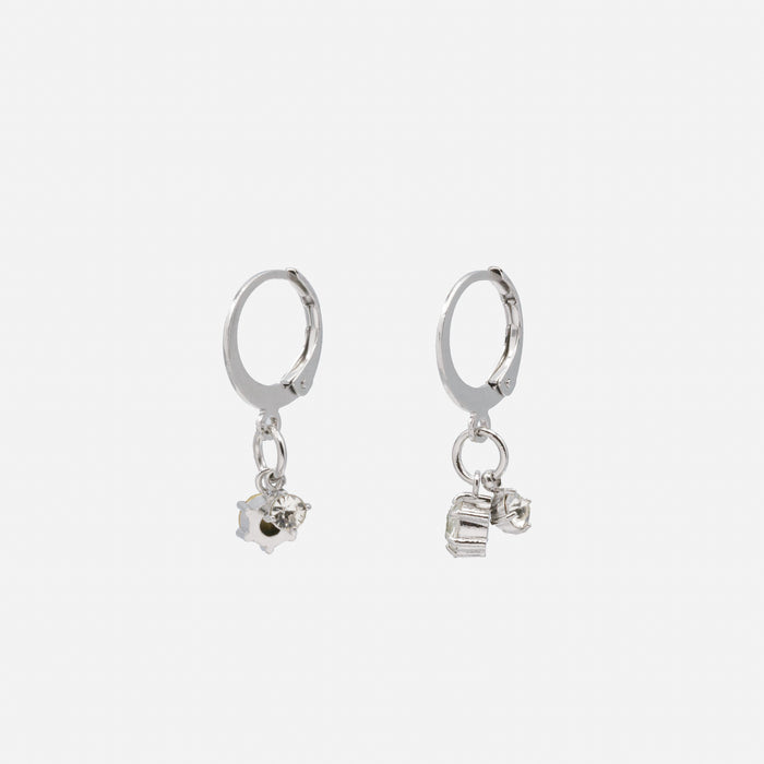 Boucles d'oreilles huggies argentées avec breloques de zircons cubiques en acier inoxydable