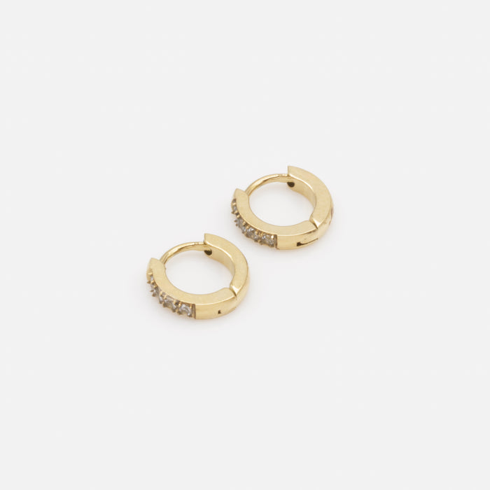 Boucles d'oreilles huggies dorées avec rang de zircons cubiques en acier inoxydable