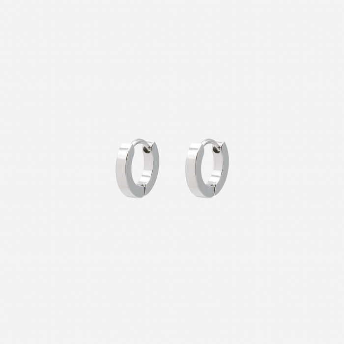 Boucles d'oreilles huggies argentées en acier inoxydable