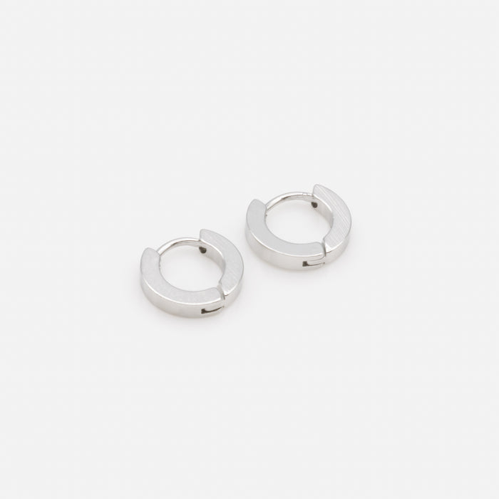 Boucles d'oreilles huggies argentées en acier inoxydable