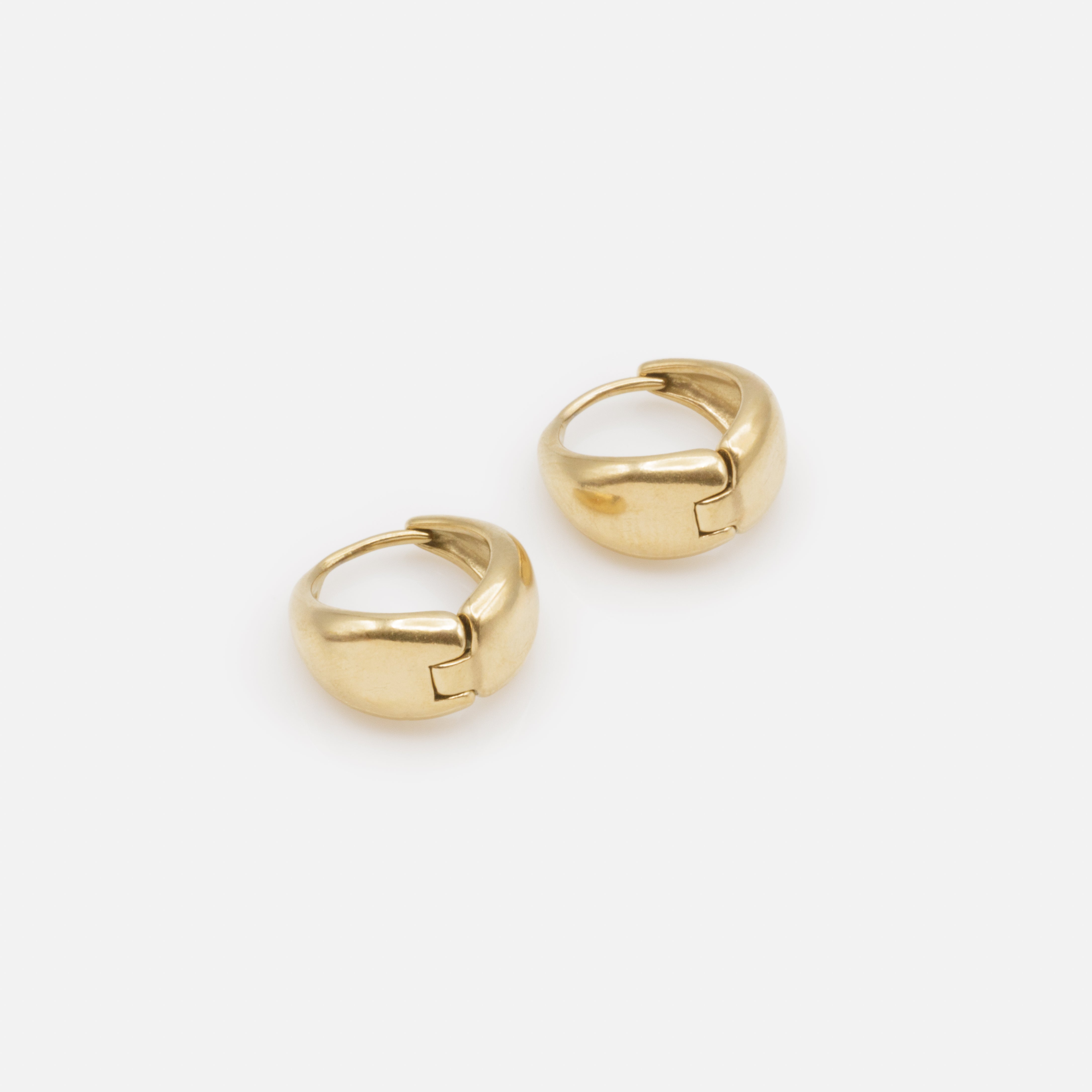 Boucles d'oreilles huggies dorées à base large en acier inoxydable