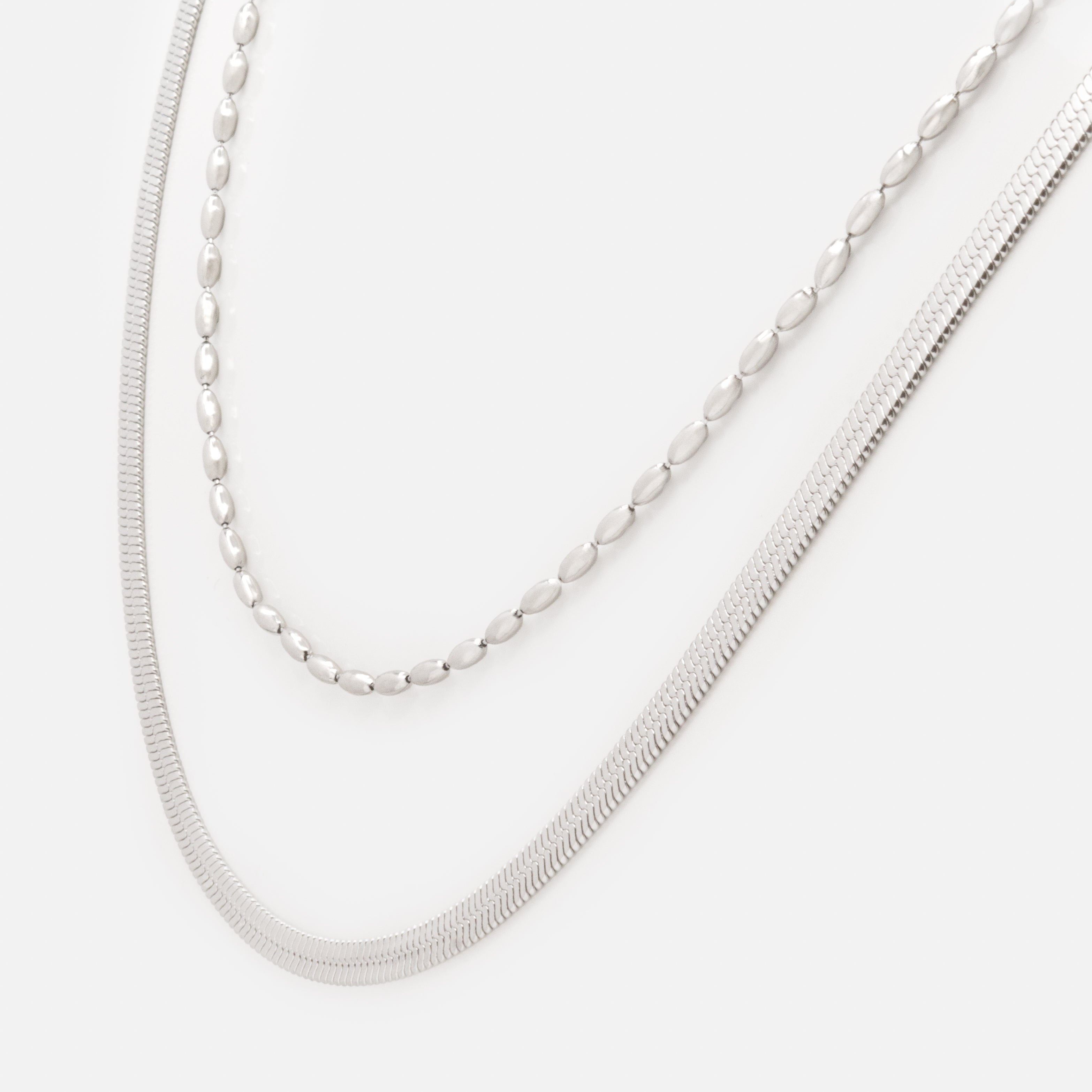 Collier argenté double chaîne à mailles plates et billes allongées en acier inoxydable