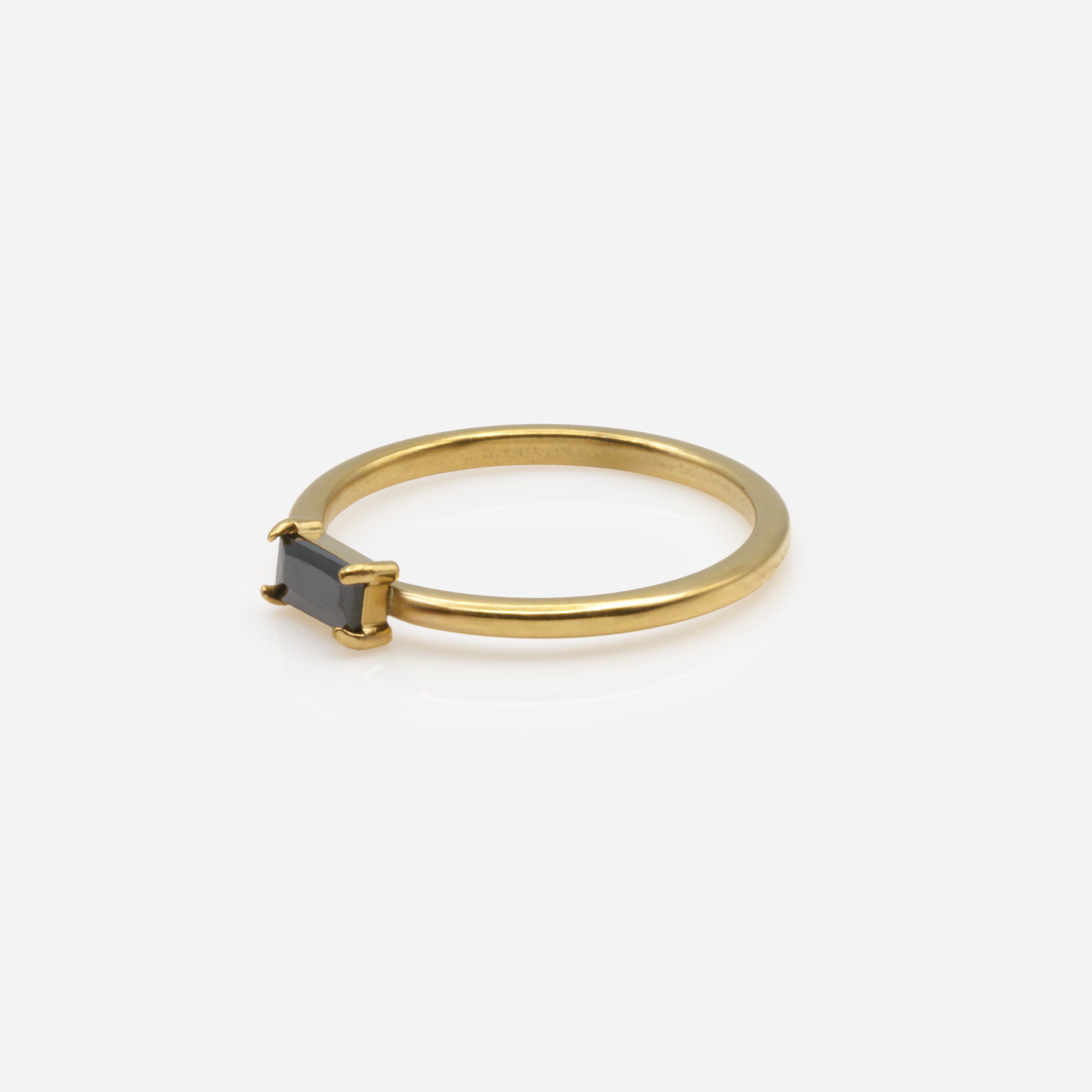 Bague dorée avec pierre rectangulaire noire en acier inoxydable