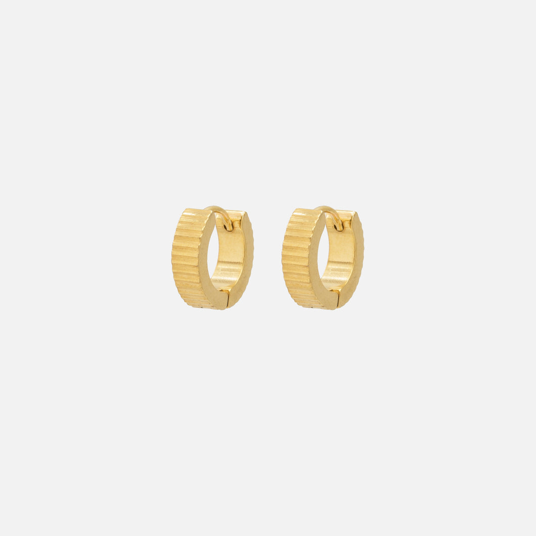 Boucles d'oreilles huggies dorées rayures horizontales en acier inoxydable