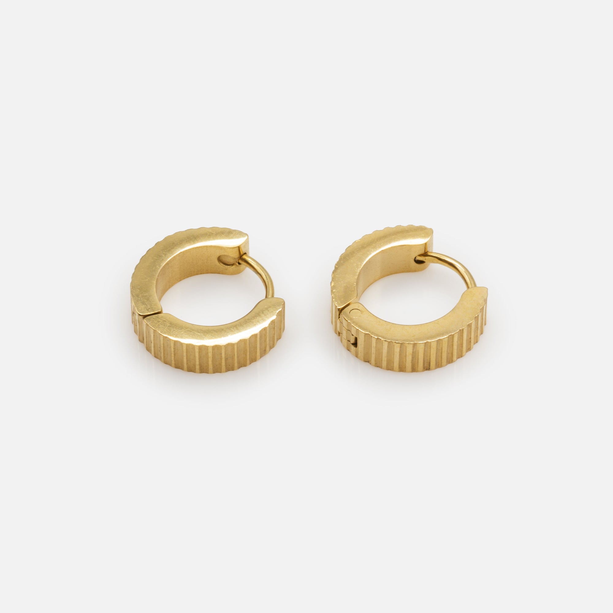 Boucles d'oreilles huggies dorées rayures horizontales en acier inoxydable