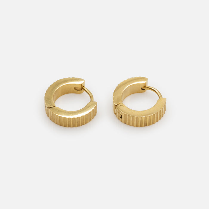 Boucles d'oreilles huggies dorées rayures horizontales en acier inoxydable