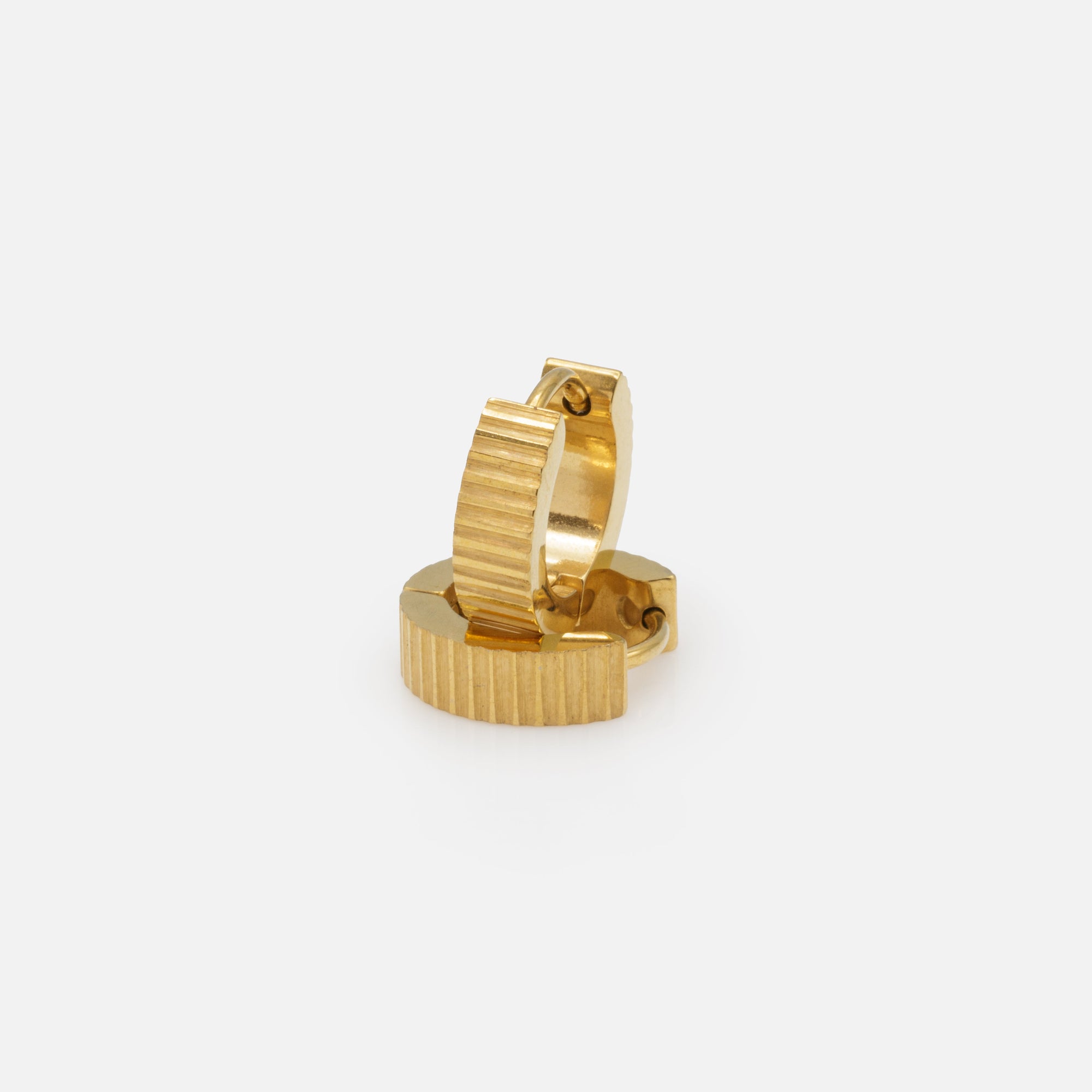 Boucles d'oreilles huggies dorées rayures horizontales en acier inoxydable