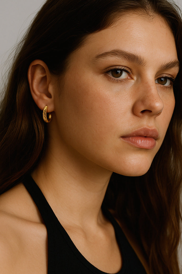 Boucles d'oreilles huggies dorées à demi texturées en acier inoxydable