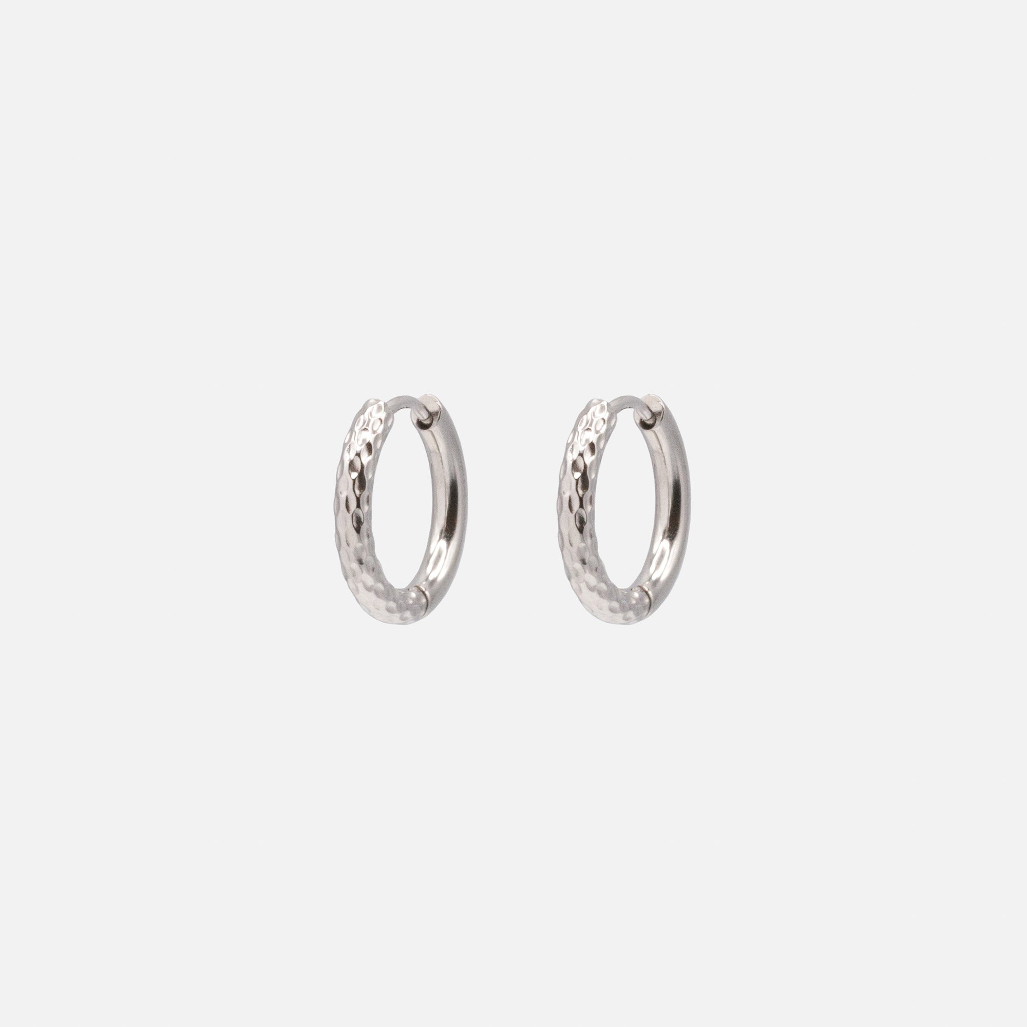 Boucles d'oreilles huggies argentées à demi texturées en acier inoxydable