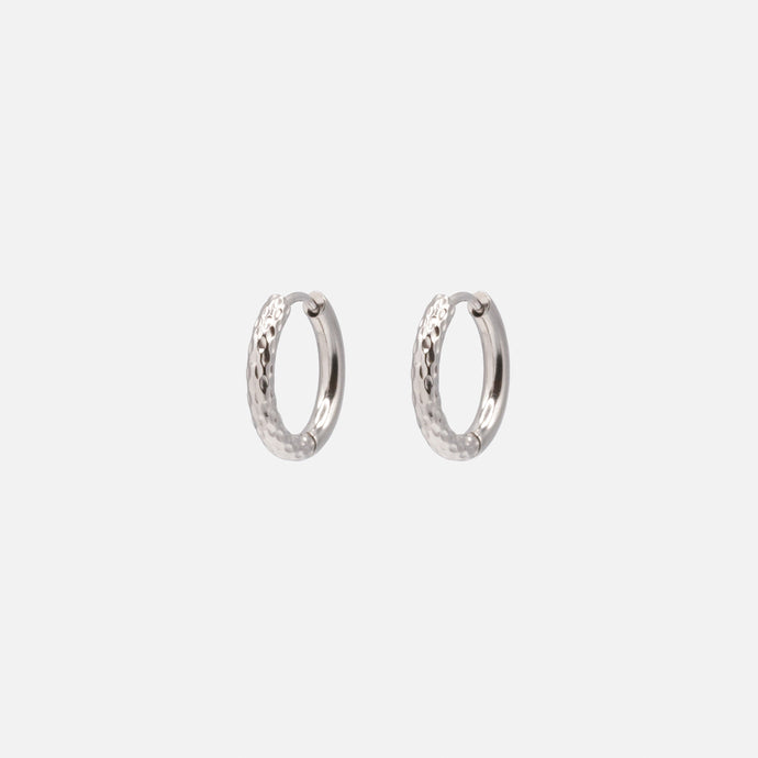 Boucles d'oreilles huggies argentées à demi texturées en acier inoxydable