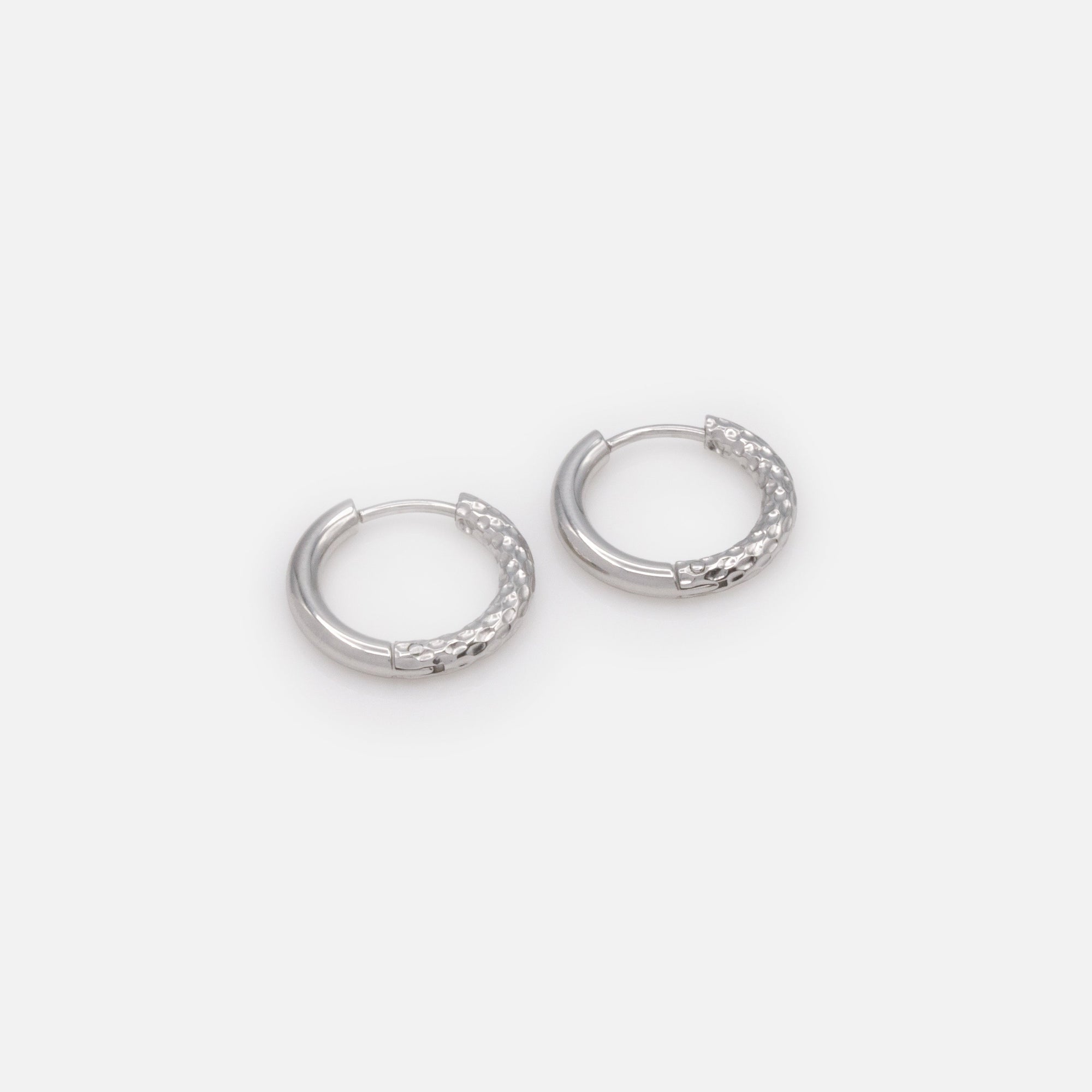 Boucles d'oreilles huggies argentées à demi texturées en acier inoxydable