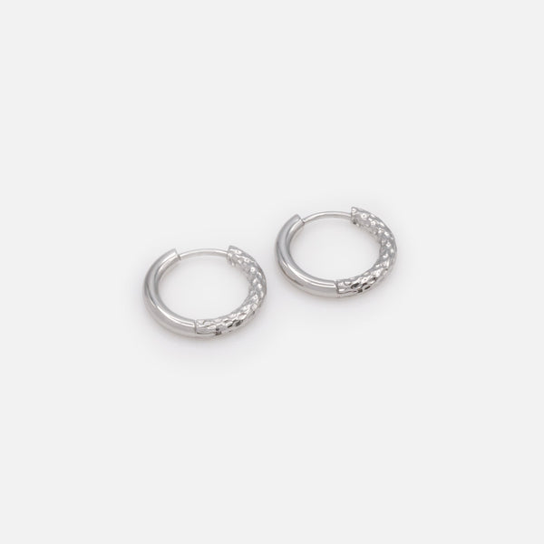 Charger l&#39;image dans la galerie, Boucles d&#39;oreilles huggies argentées à demi texturées en acier inoxydable
