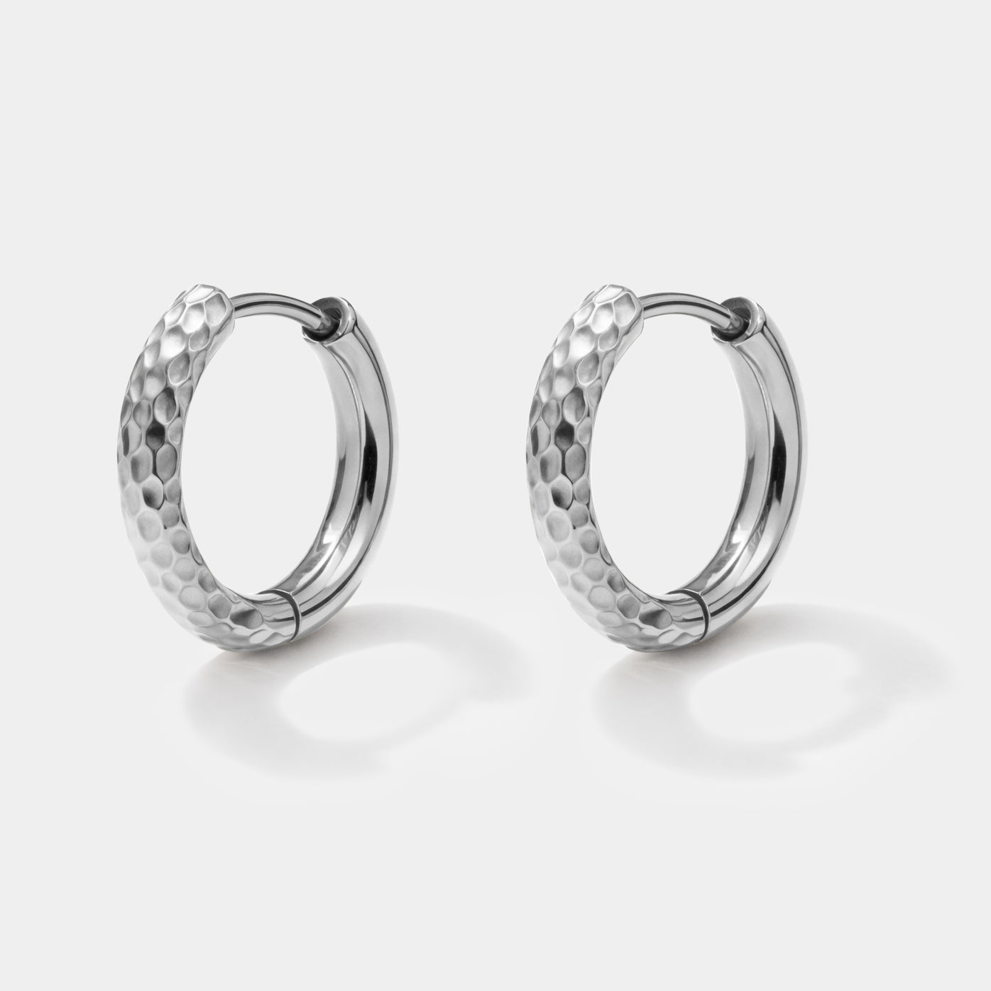 Bizou SS251E019SL – Silver hammered huggie hoop earrings in stainless steel, half-textured honeycomb design, click closure, front view, Bizou jewelry