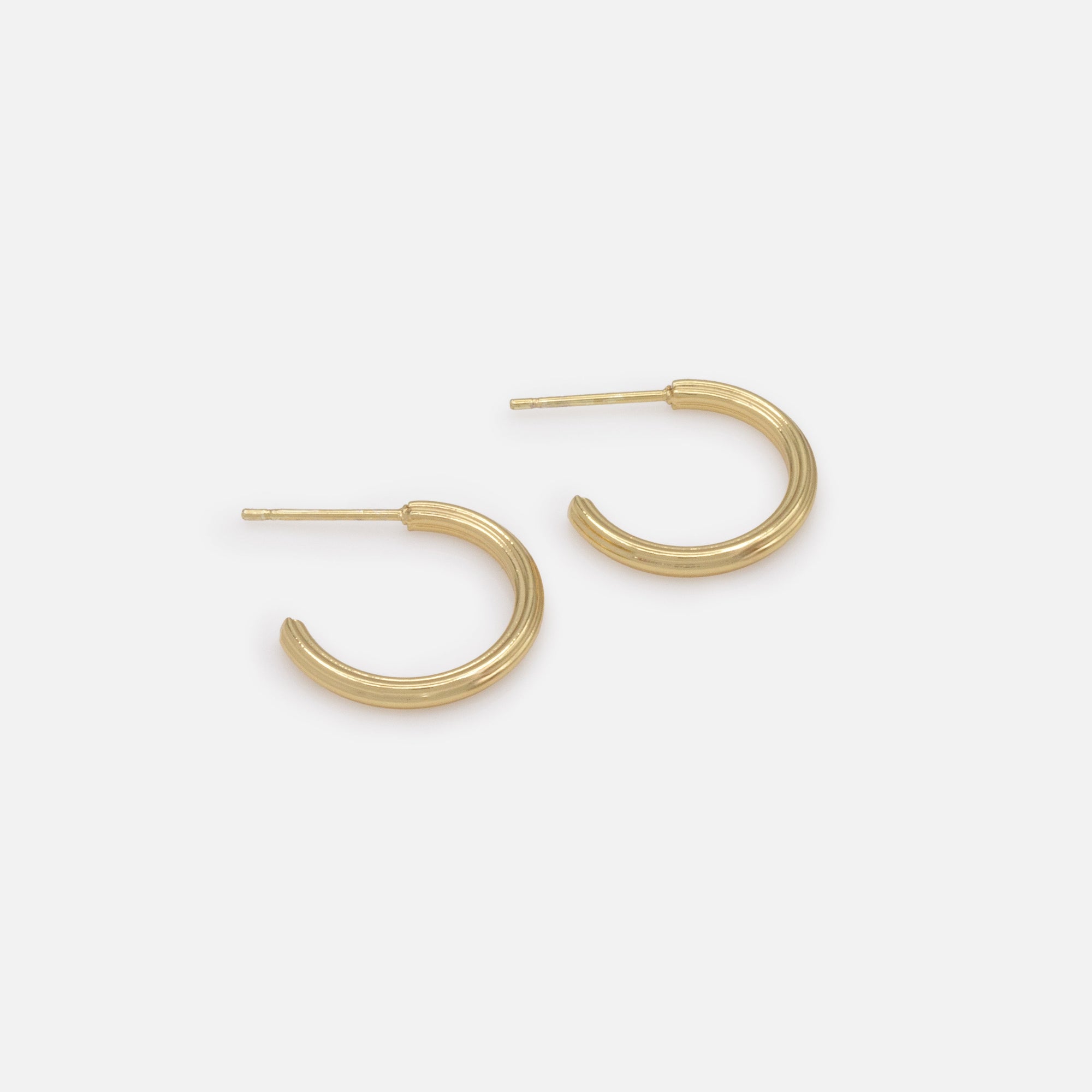 Boucles d'oreilles anneaux dorés à rainures en acier inoxydable
