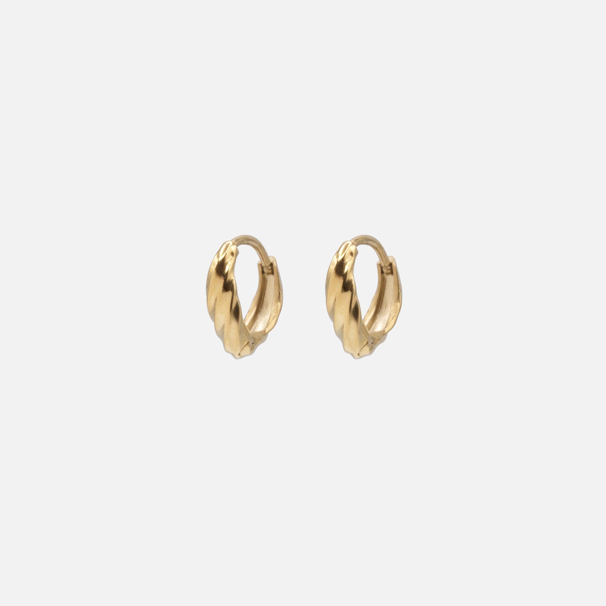 Boucles d'oreilles huggies dorées ondulées en acier inoxydable