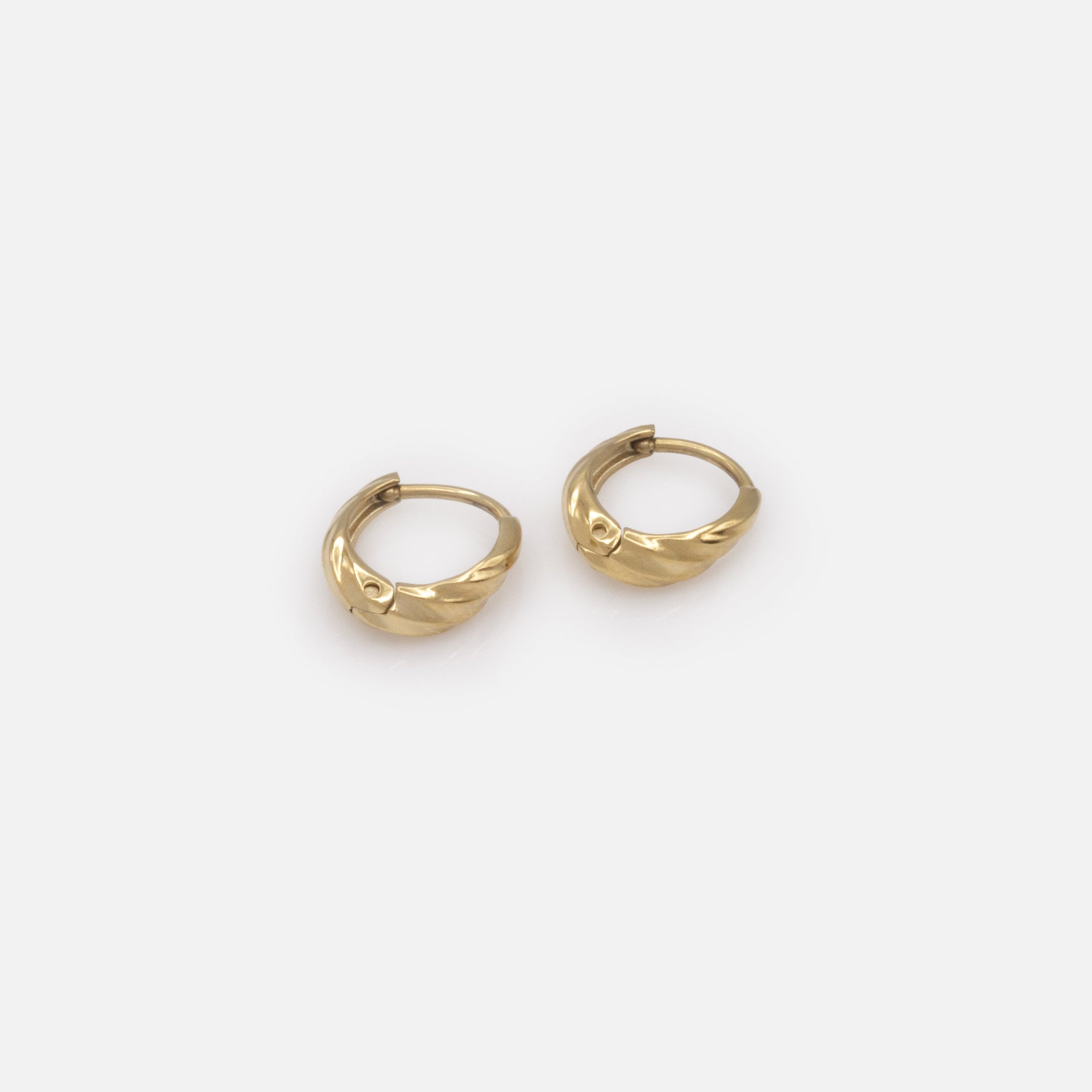 Boucles d'oreilles huggies dorées ondulées en acier inoxydable