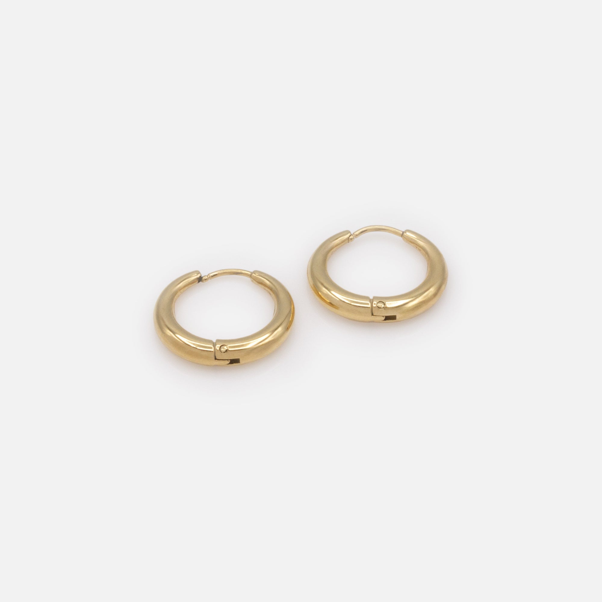 Boucles d'oreilles huggies dorées en acier inoxydable