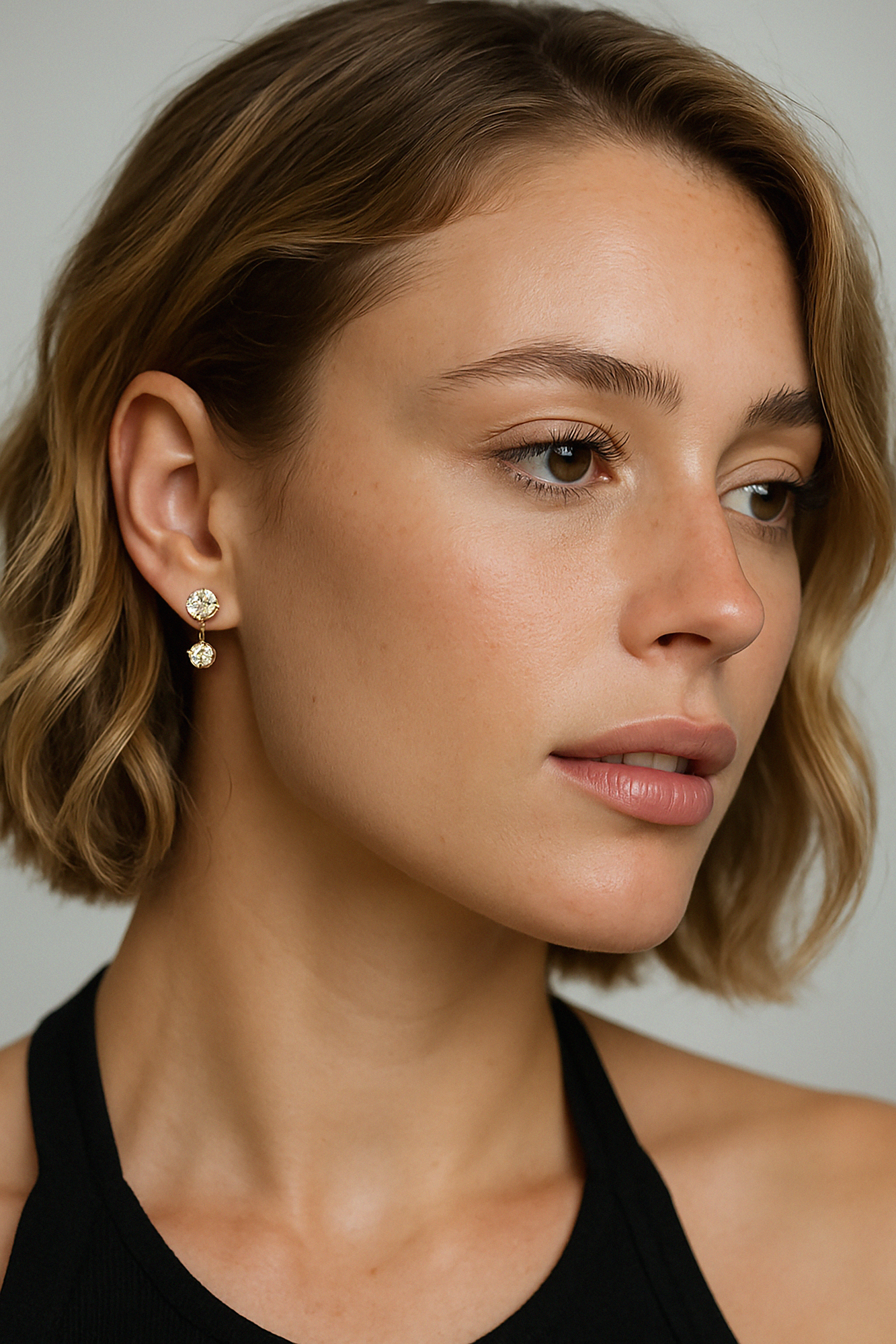 Boucles d'oreilles dorées pendantes en acier inoxydable avec zircons cubiques