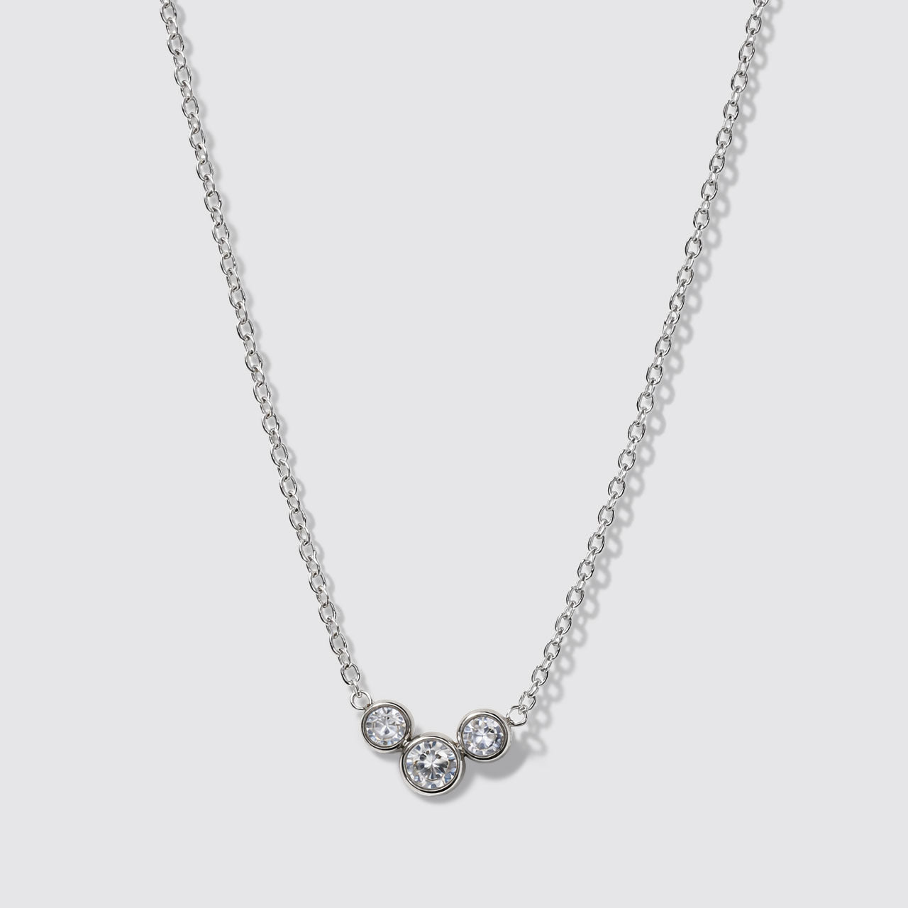Collier argenté en acier inoxydable avec trio de zircones cubiques