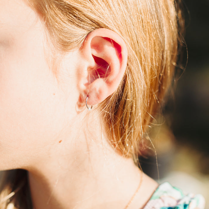 Mini boucles d’oreilles dormeuses argentées avec perle en acier inoxydable