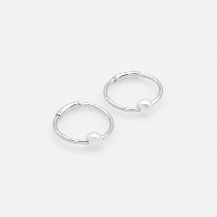 Mini boucles d’oreilles dormeuses argentées avec perle en acier inoxydable