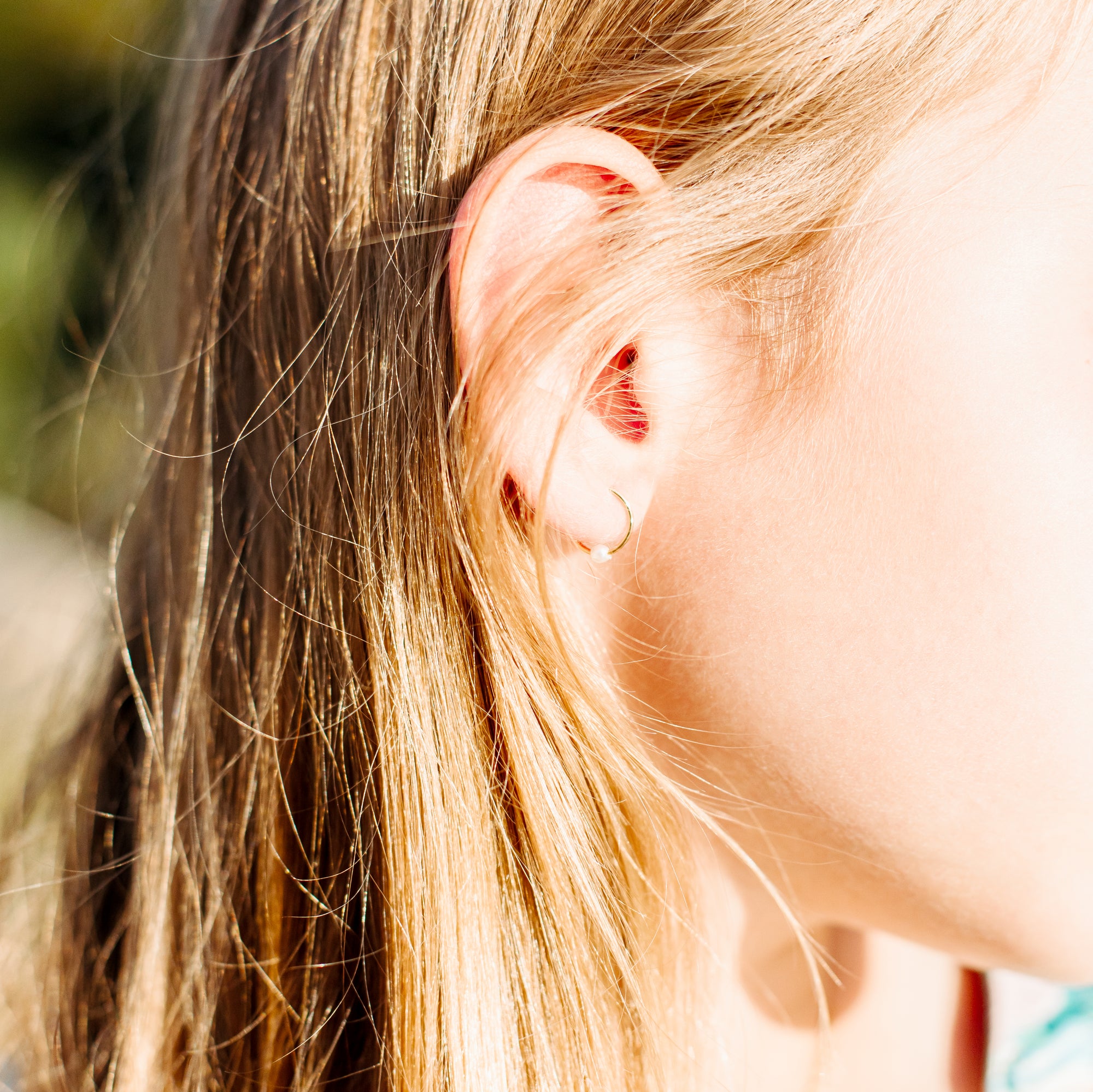 Mini boucles d’oreilles dormeuses dorées avec perle en acier inoxydable