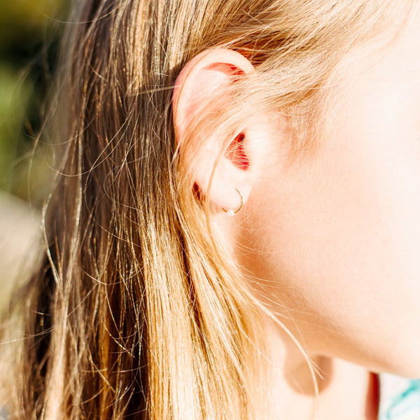 Charger l&#39;image dans la galerie, Mini boucles d’oreilles dormeuses dorées avec perle en acier inoxydable
