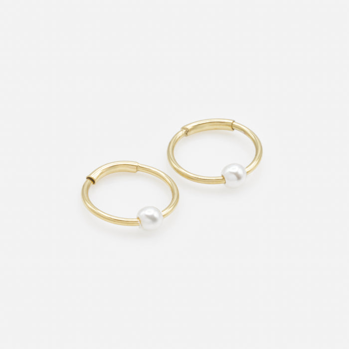 Mini boucles d’oreilles dormeuses dorées avec perle en acier inoxydable