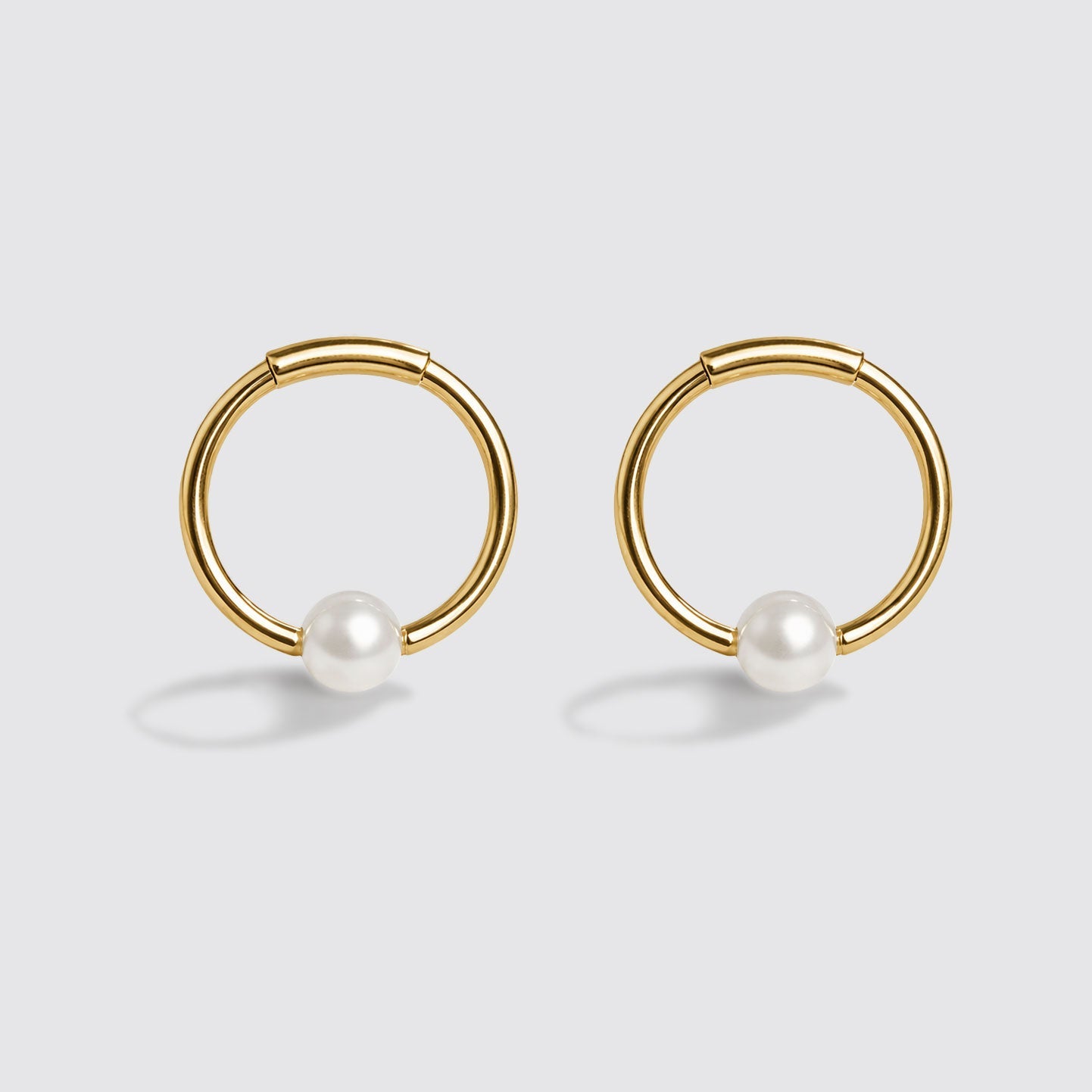 Mini boucles d'oreilles dormeuses dorées avec perle en acier inoxydable