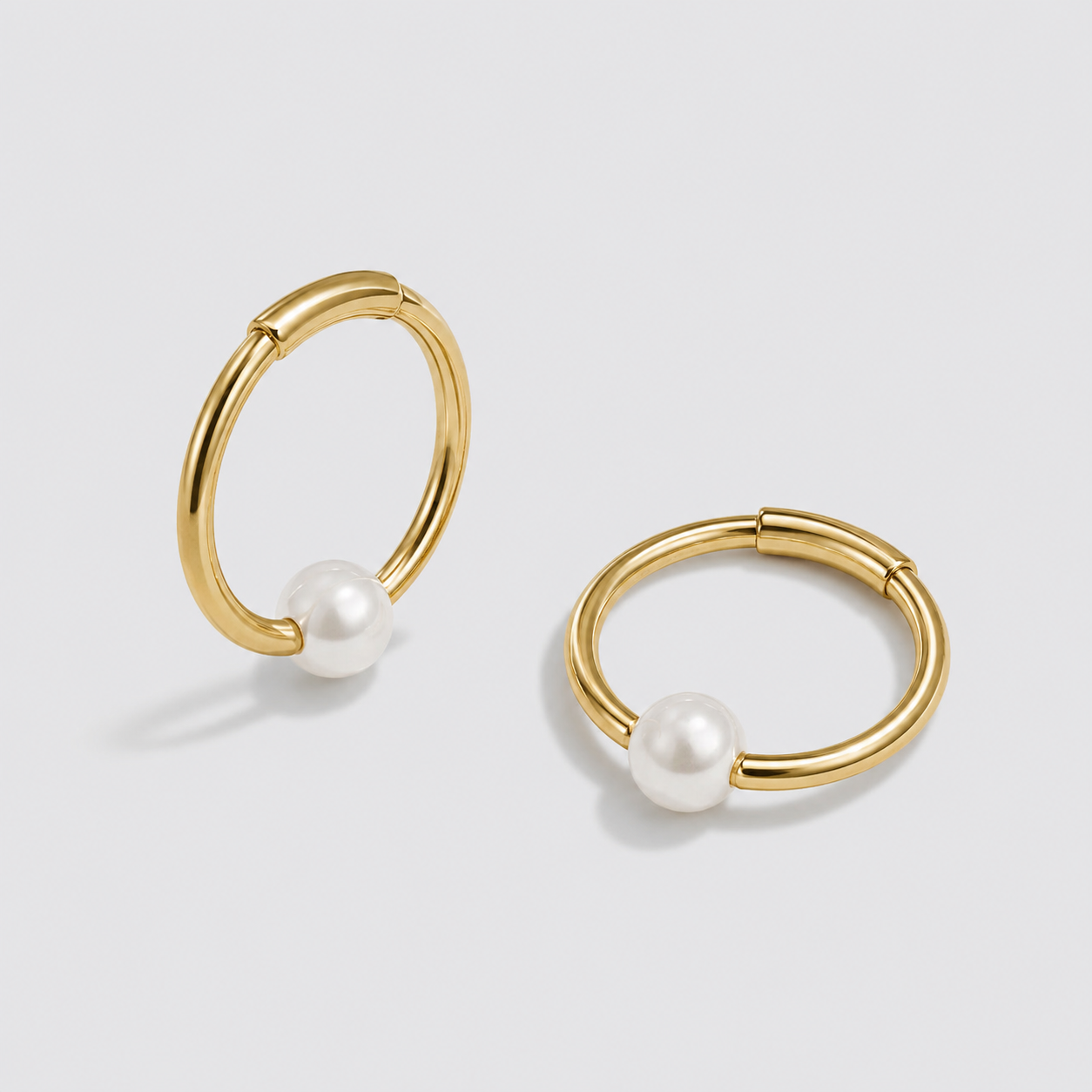 Mini boucles d'oreilles dormeuses dorées avec perle en acier inoxydable