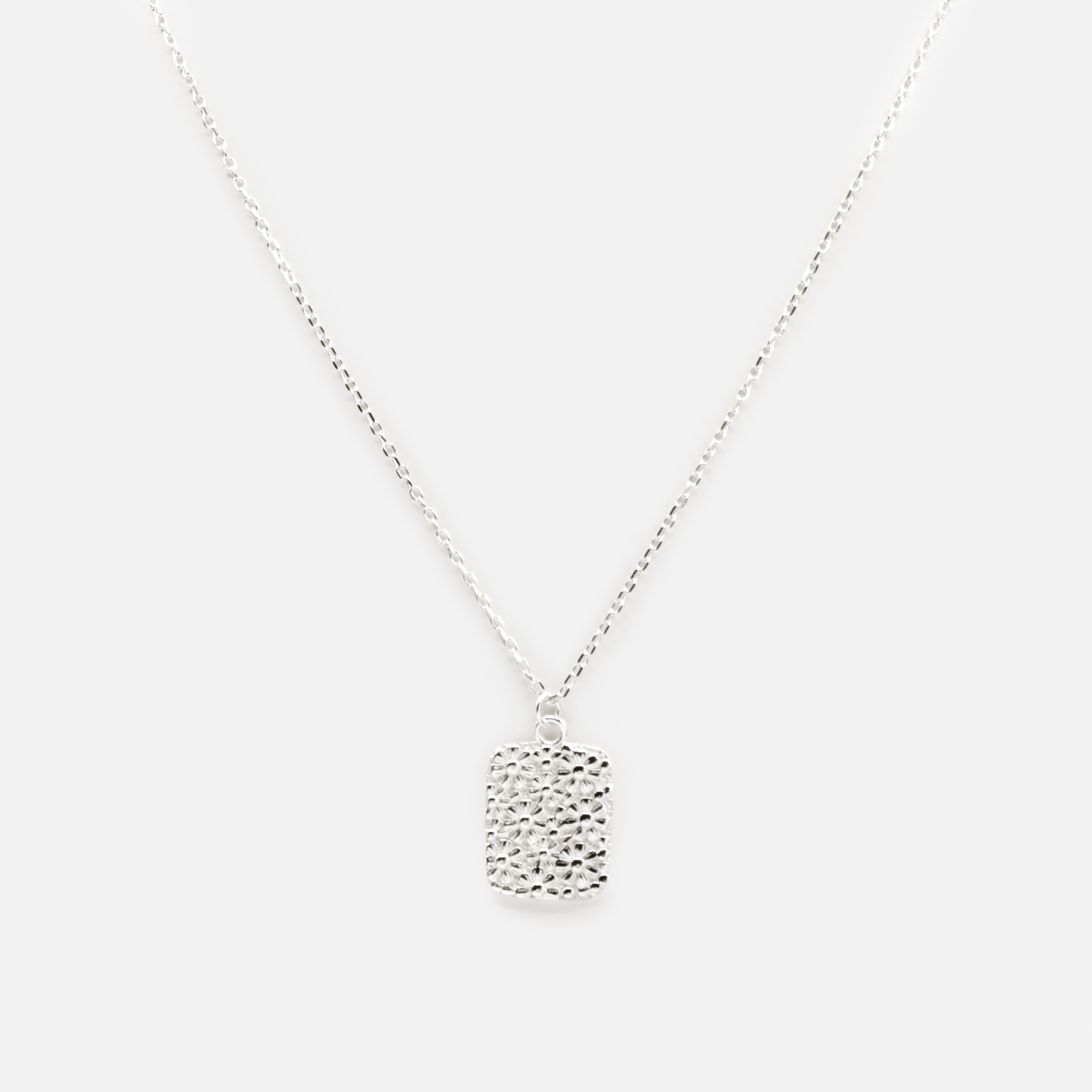 Collier avec breloque plaque fleurie en argent sterling
