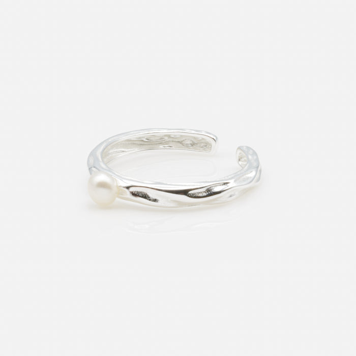 Bague ouverte texturée avec perle solitaire en argent sterling