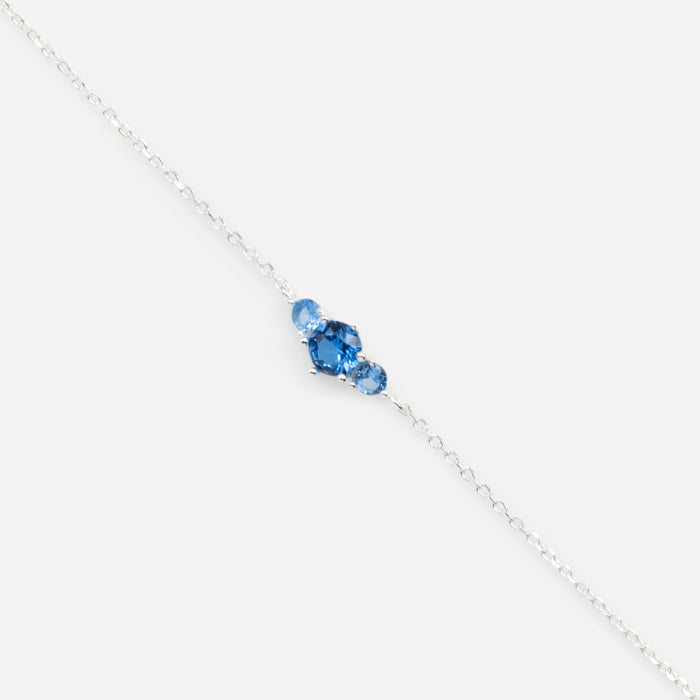 Bracelet délicat avec trio de zircons cubiques bleus en argent sterling