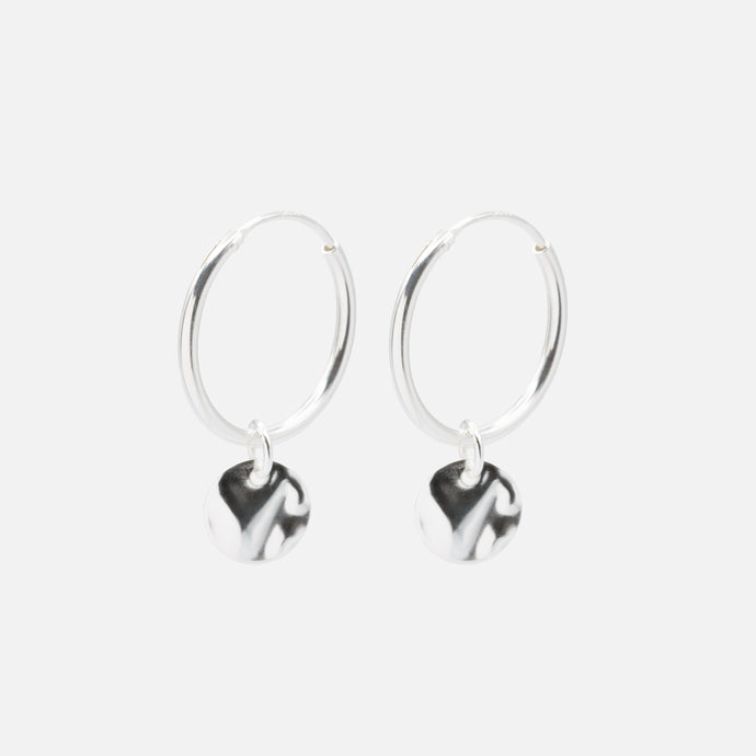 Boucles d'oreilles anneaux avec breloque amovible martelée en argent sterling