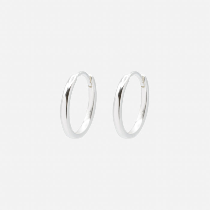 Boucles d'oreilles huggies ovales en argent sterling