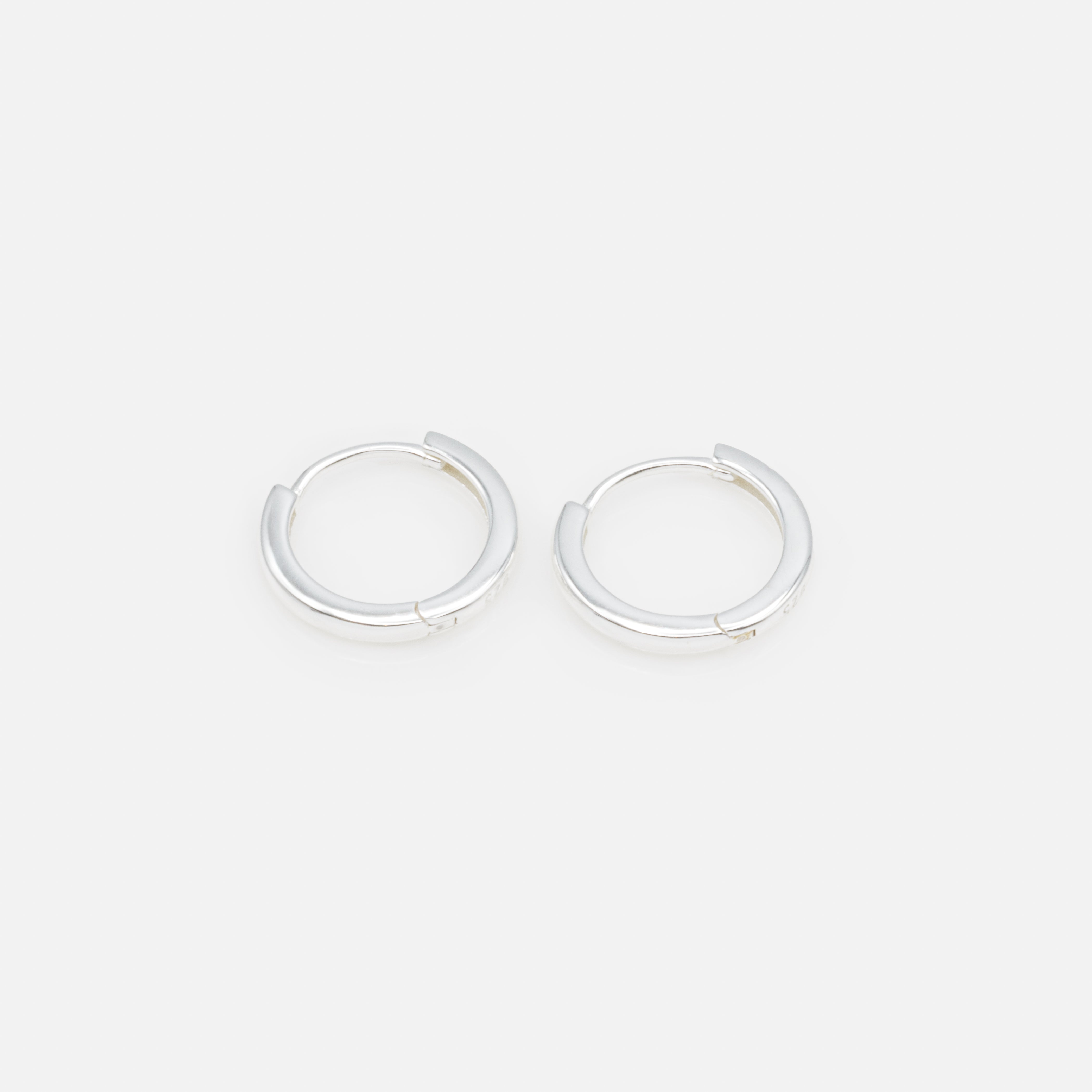 Boucles d'oreilles huggies classiques en argent sterling