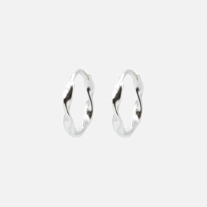 Boucles d'oreilles huggies torsadées en argent sterling