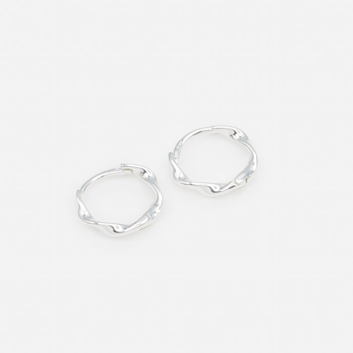 Boucles d'oreilles huggies torsadées en argent sterling