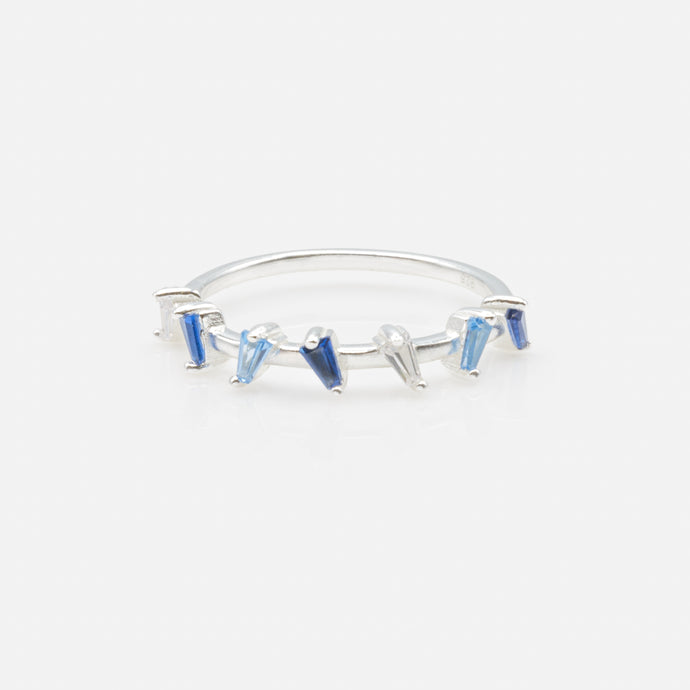 Bague délicates pierres triangulaires tons de bleu en argent sterling