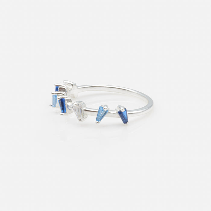 Bague délicates pierres triangulaires tons de bleu en argent sterling