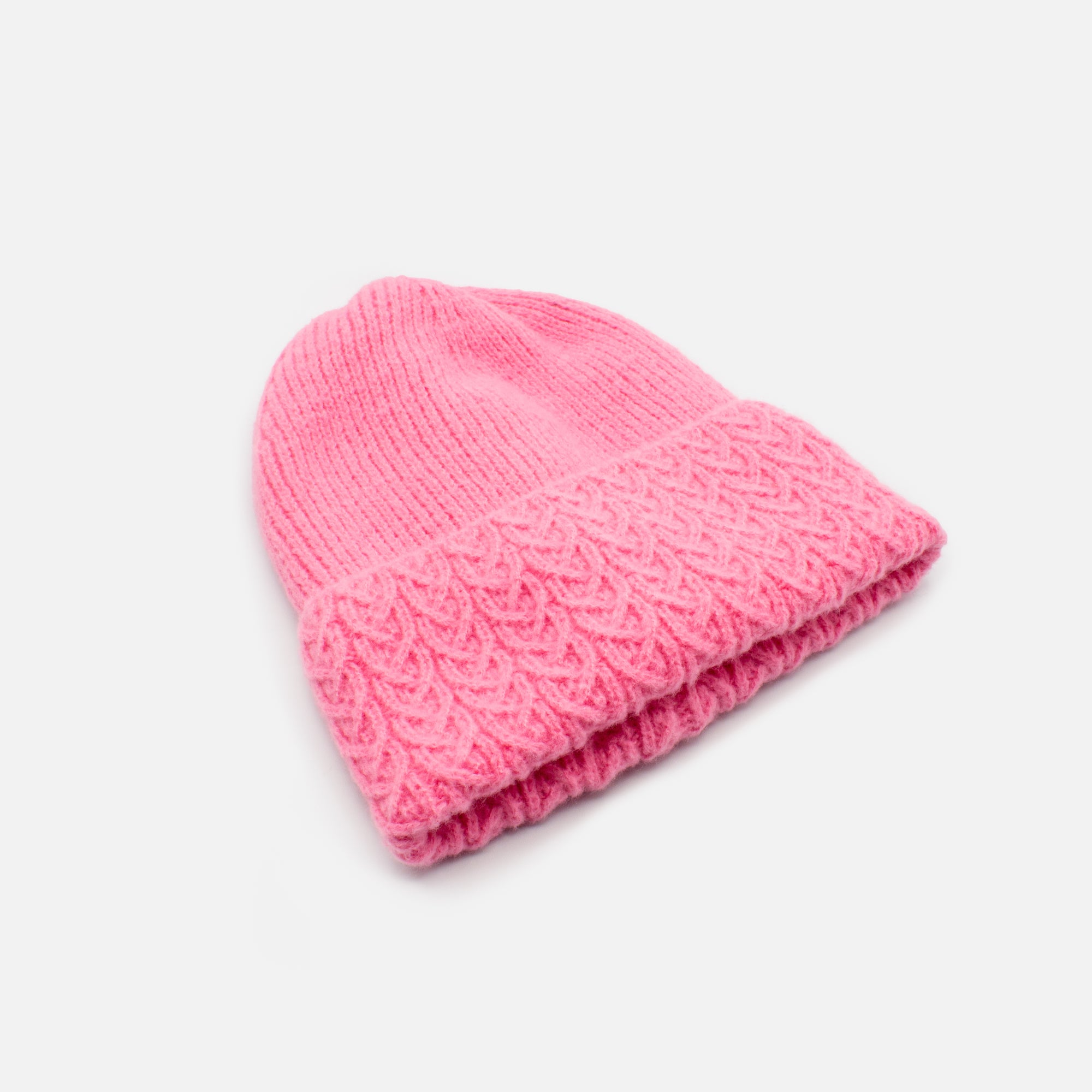 Tuque rose en tricot avec rabat tressé