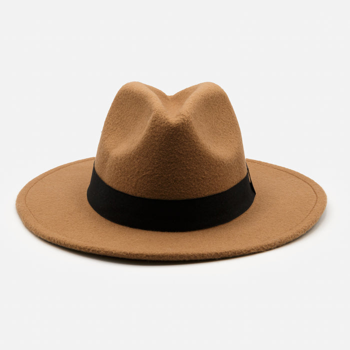 Chapeau brun de style Fedora avec ceinture noire