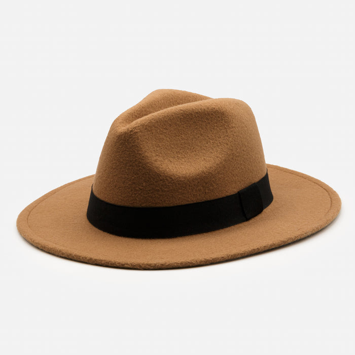 Chapeau brun de style Fedora avec ceinture noire