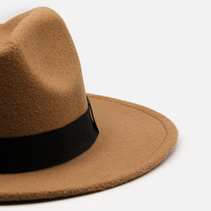 Chapeau brun de style Fedora avec ceinture noire