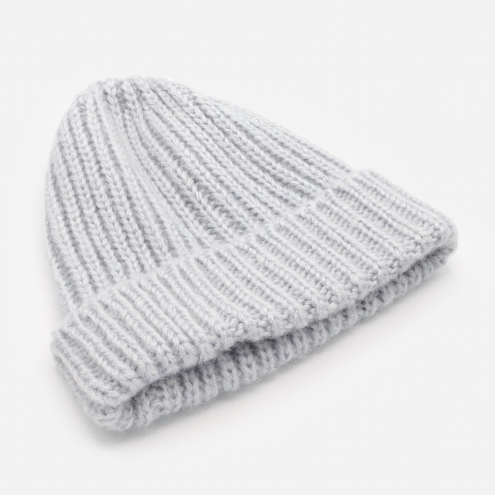 Tuque gris pâle en tricot à larges mailles