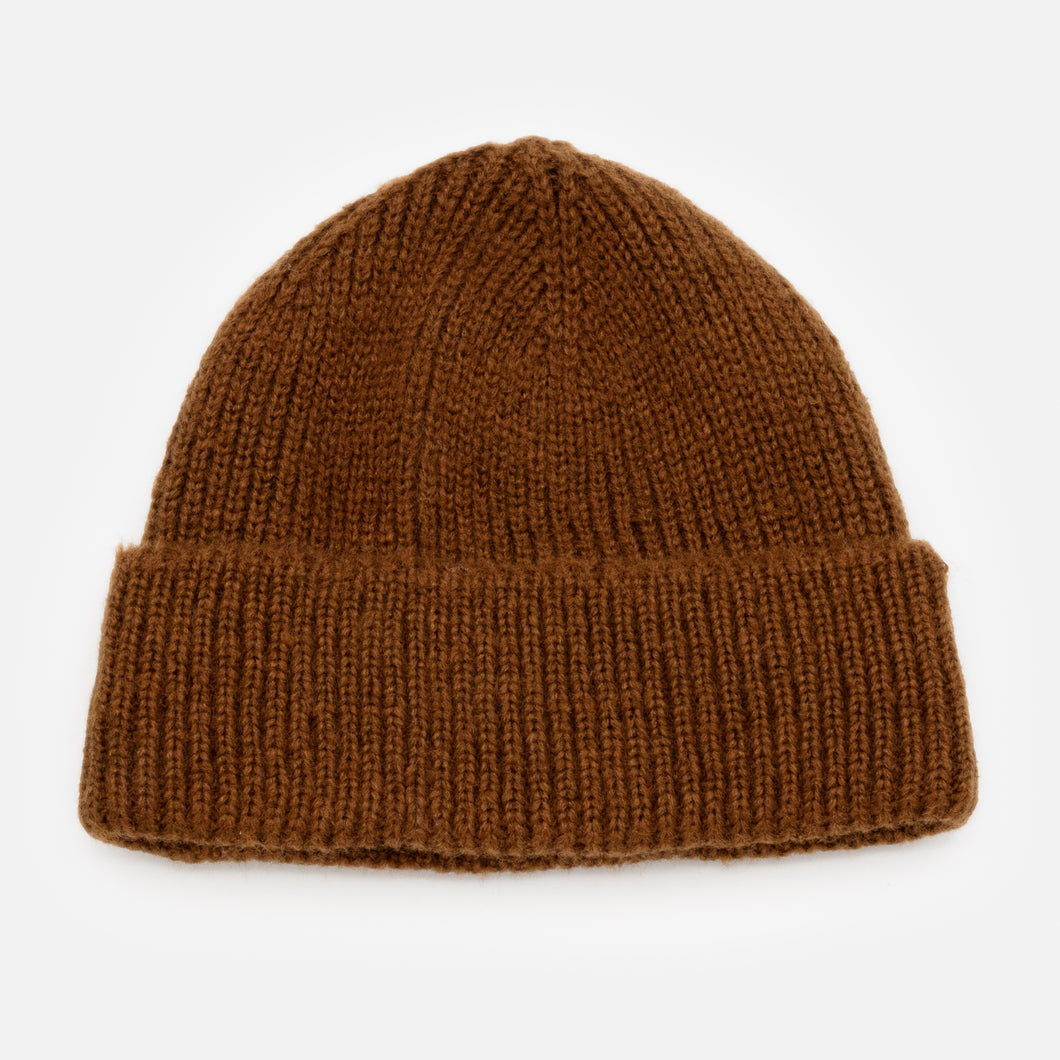 Tuque brune en tricot à petites mailles