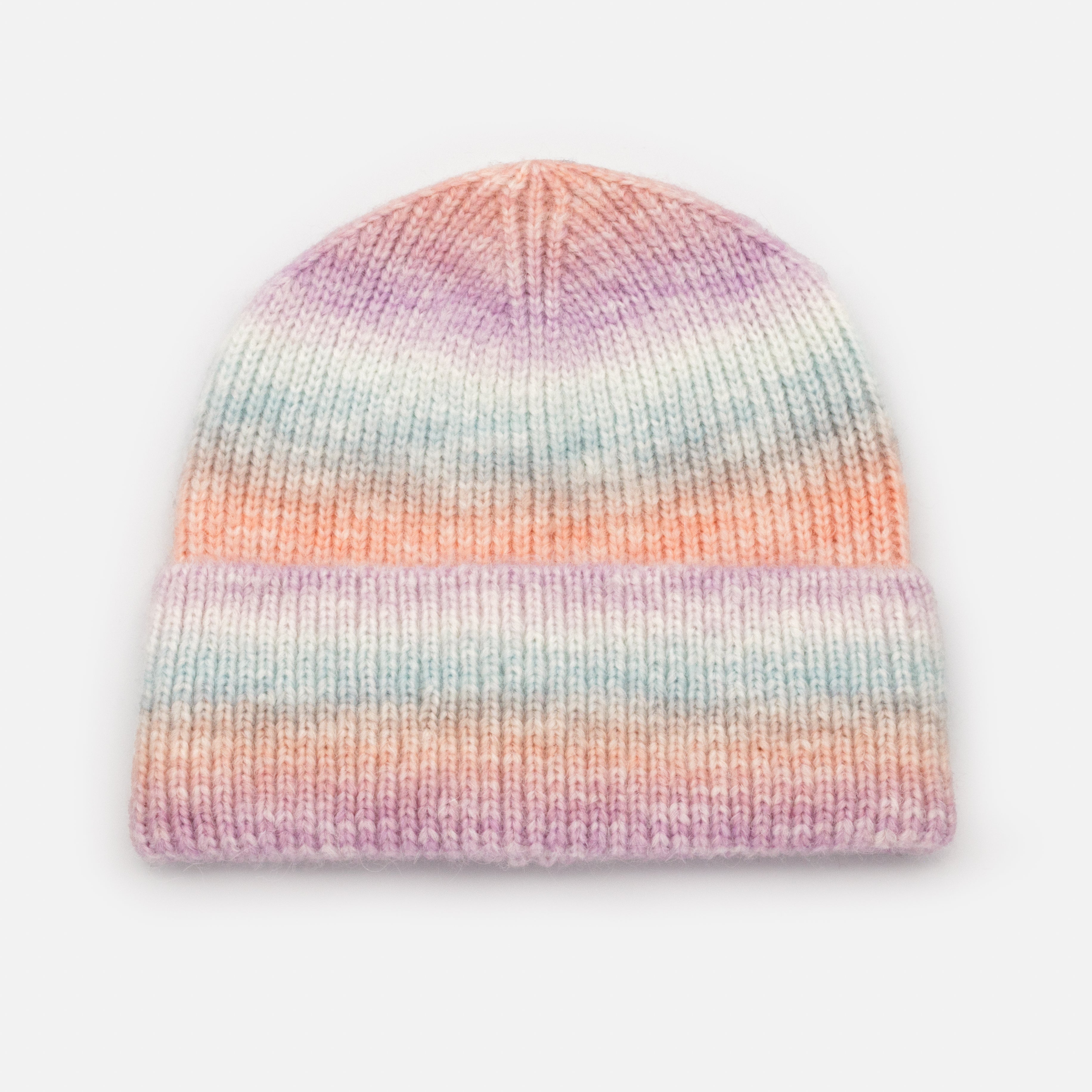 Pastel-colored beanie in small-mesh knit